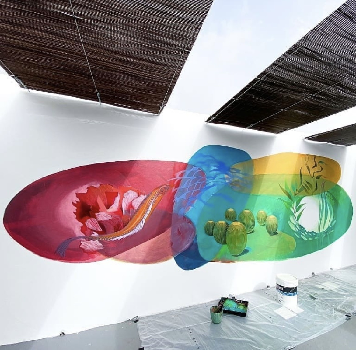 Mural Lanzarote · formas orgánicas en rojo, azul y verde