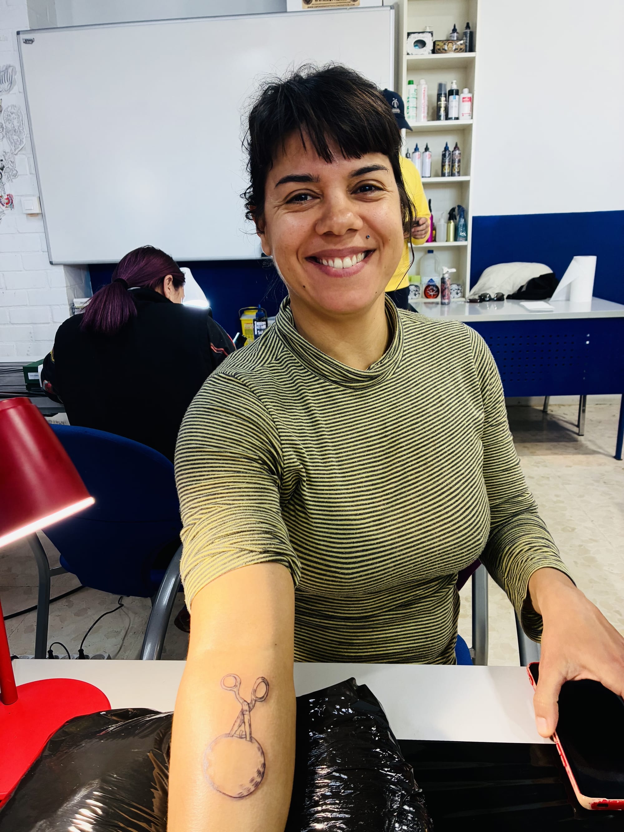 Tatuaje · tijeras y globo, en piel